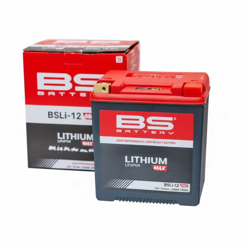batterie mit schachtel vor weissem hintergurnd